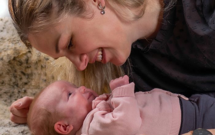 Una madre sonriente con su bebe, apego seguro desde la niñez