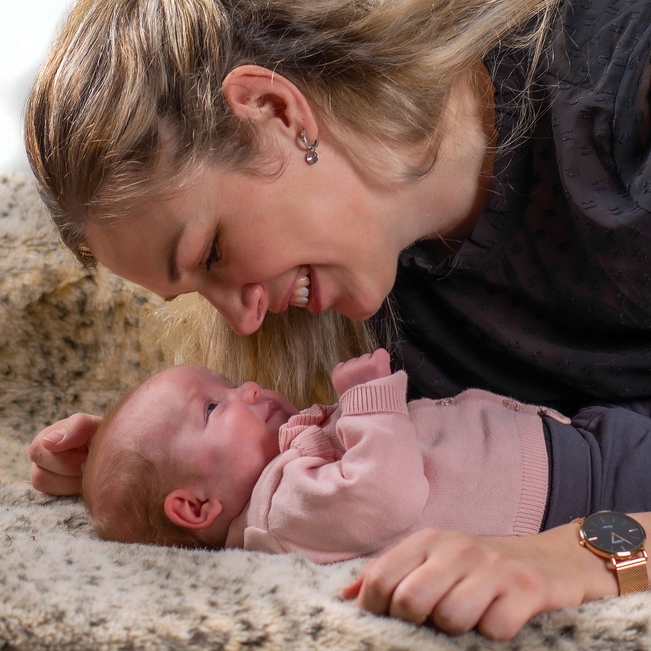 Una madre sonriente con su bebe, apego seguro desde la niñez